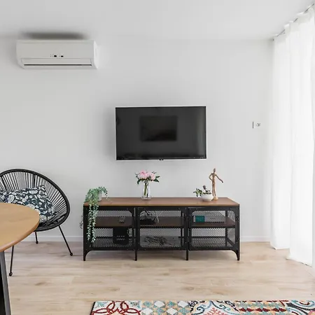 Daire New!charming 2bd Close To Center And Natural Split