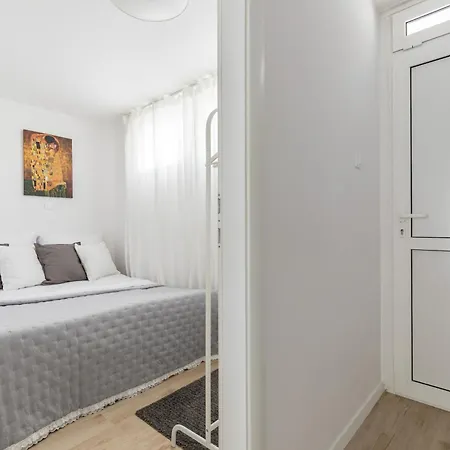 New!charming 2bd Close To Center And Natural Apartmán *